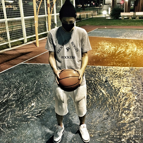 EXONATIONSG's tweet photo. 150126 Wuyifan Instagram Update ~ Roots is where it begins. Reckless along the way. Rock on as we go. http://t.co/6174K8OaHa