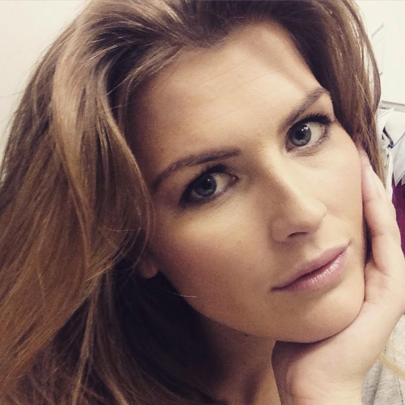 ReneeGunning19's tweet photo. Waiting on set.... ✨ http://t.co/9a9BUvzKFf