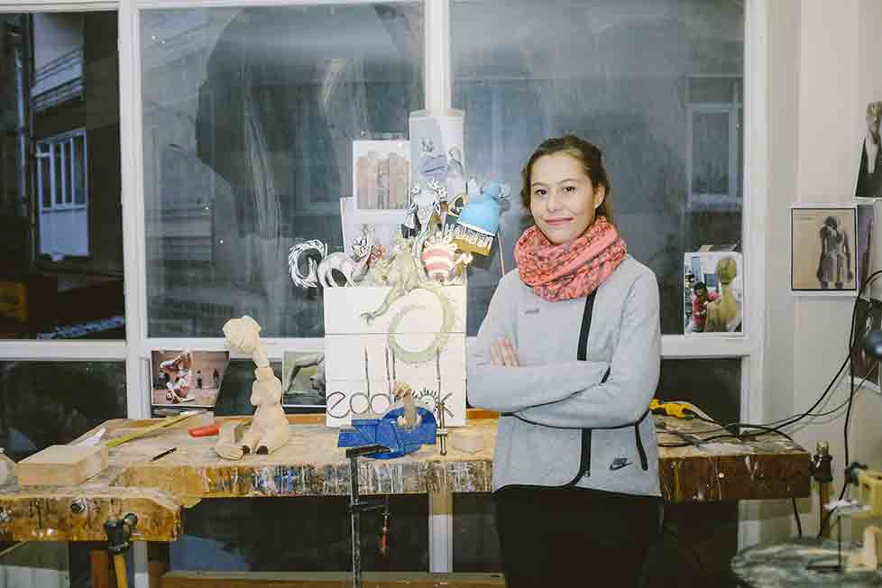 Eda Taşlı; ahşap ve harekete yoğunlaşarak, kinetik heykeller yapan bir heykeltraş. Okumak için kat.io/interviews/eda…