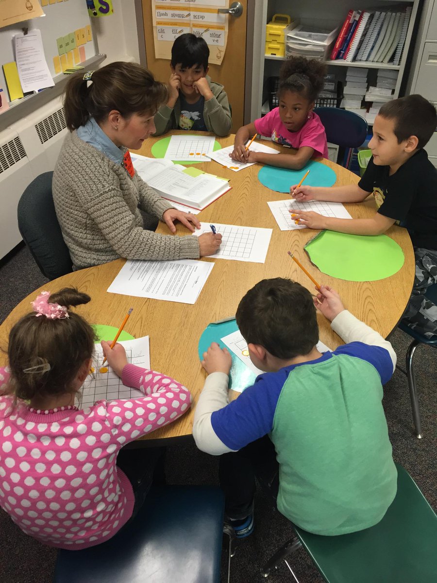 Bielefieldmps's tweet photo. Our Literacy How mentor, Phyllis, modeling a first grade phonics lesson http://t.co/o83YM24hHQ
