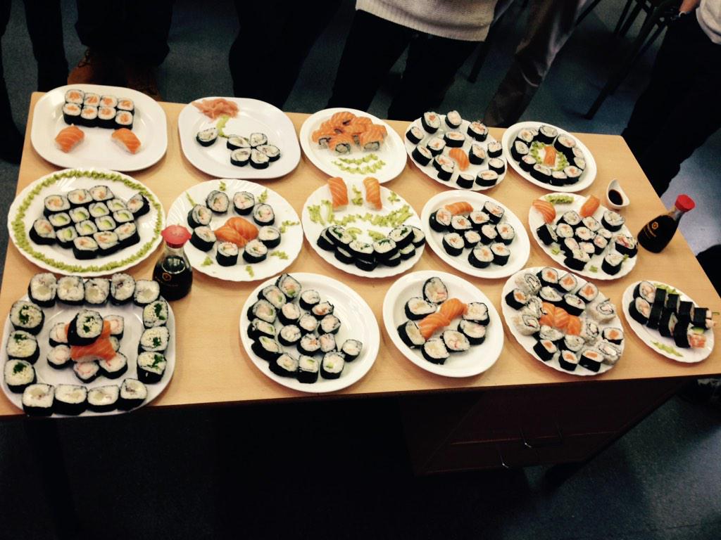 coque107's tweet photo. Y después de aprender a manejar los #palillos a #comer #Galileochef @OnakasitaSushi http://t.co/C8tOq5Czu3