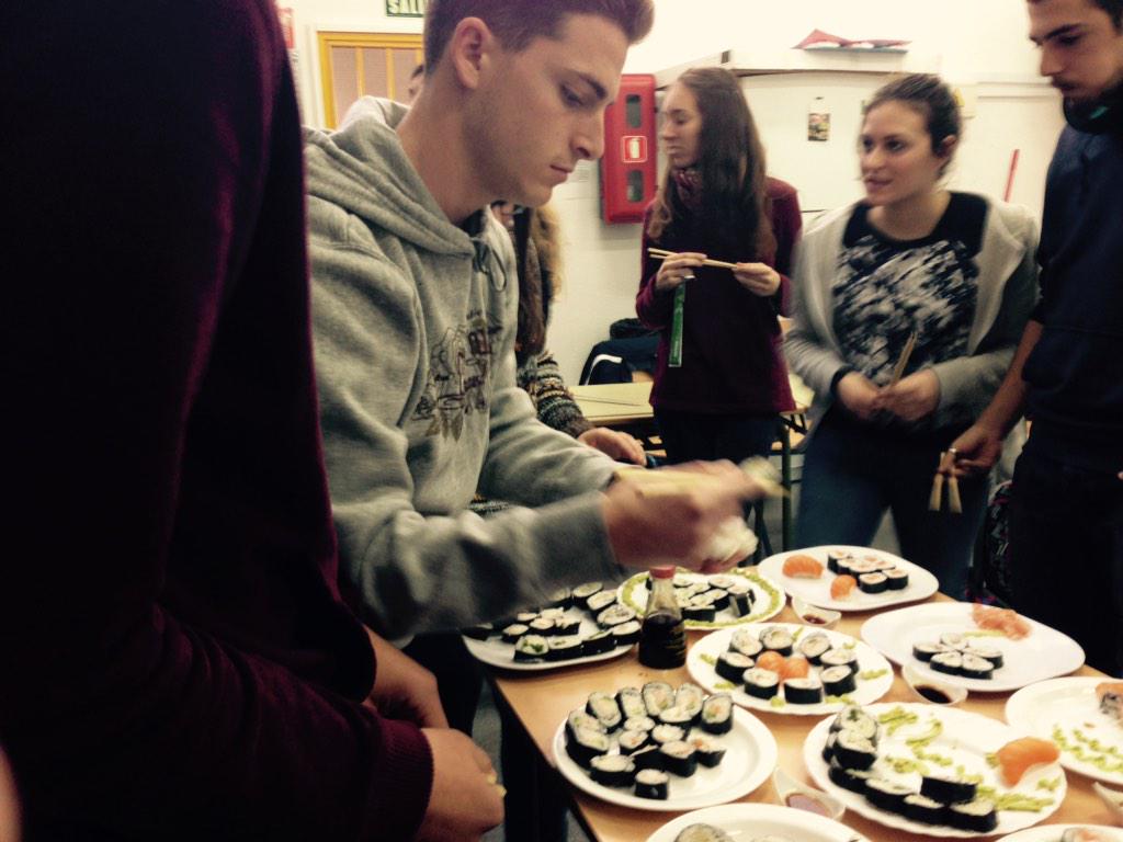 coque107's tweet photo. Y después de aprender a manejar los #palillos a #comer #Galileochef @OnakasitaSushi http://t.co/C8tOq5Czu3