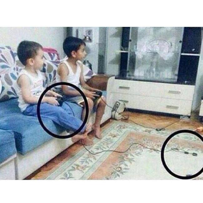 yisucrist's tweet photo. cuando tu hermano pekeño no tenía ni puta idea d jugar a la consola pero tu madre t obligaba a jugar con él http://t.co/85ScFPoCMY