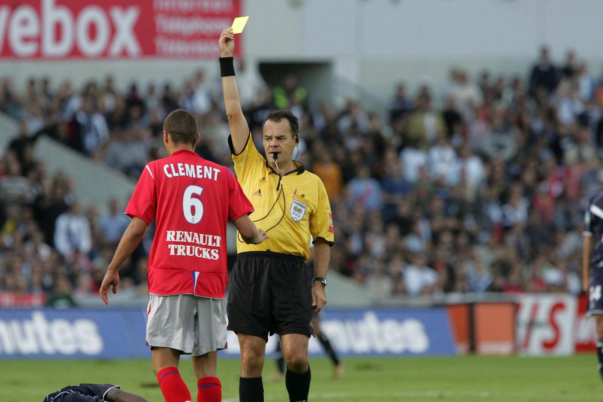 sudouest's tweet photo. Nervosité des joueurs de foot : pour l'ancien arbitre Bruno Derrien, "il y a deux écoles" http://t.co/IIcqTOMv0x http://t.co/THJwnu3LzT