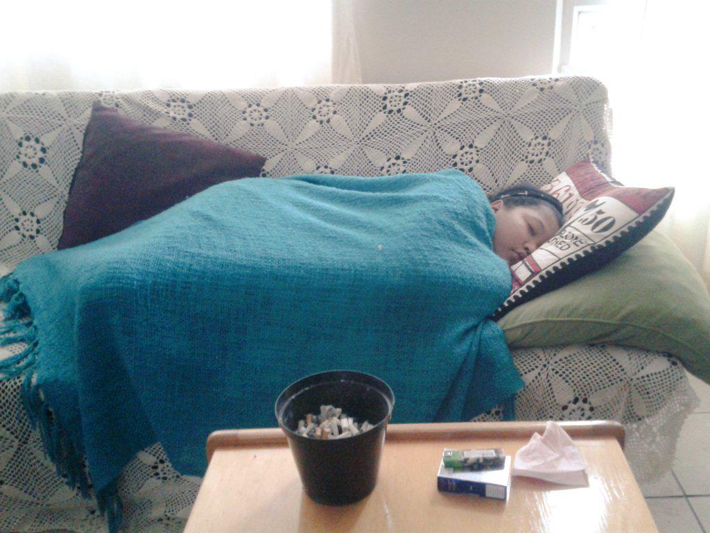 My bitch makin that couch look damn comfy!!! #Flatlife #bestfriends #MissUniverse <a href="/nayla_jones/">NaylaJones</a>