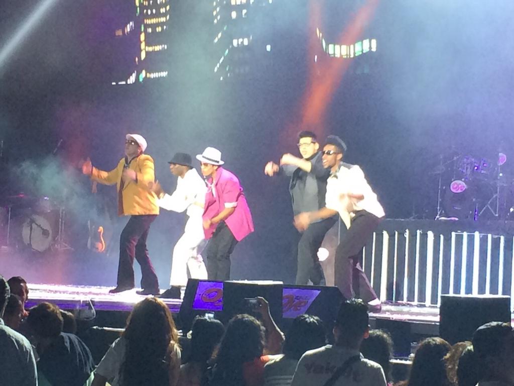 SiempreOye897's tweet photo. Que tal el musical de #UptwonFunk #Padrisimo como siempre un lujo enorme lleno de sorpresas #EPDTLE2015 @Oye897. http://t.co/Go9C2U2tv3