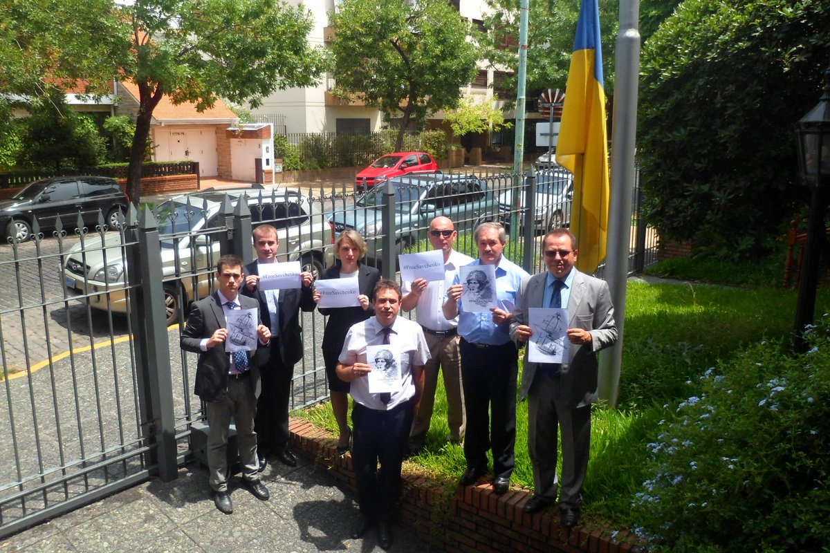 UKRinARG's tweet photo. “Exigimos de Rusia la liberación de #Savchenko y otros presos políticos ucranianos”

#FreeSavchenko http://t.co/nxsjsYi8Rb