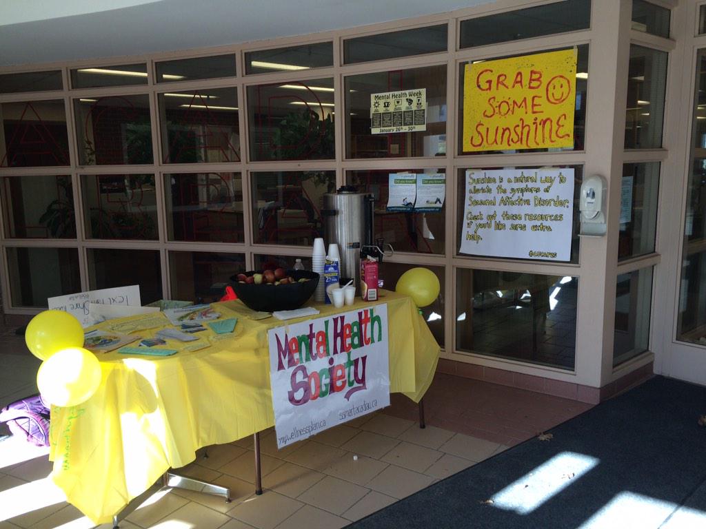 AcadiaMHS's tweet photo. It's Mood Monday. Come grab some free coffee and apples outside the library! #SeasonalAffectiveDisorder  #aucares http://t.co/t7c2bu2CuX