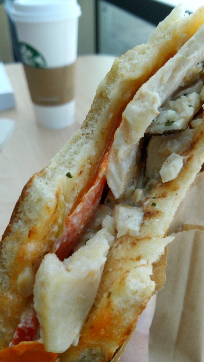 NECESITO que <a href="/StarbucksAr/">Starbucks Argentina</a> haga el sandwich chicken Santa Fe que venden los locales de Miami. Es la gloria.
