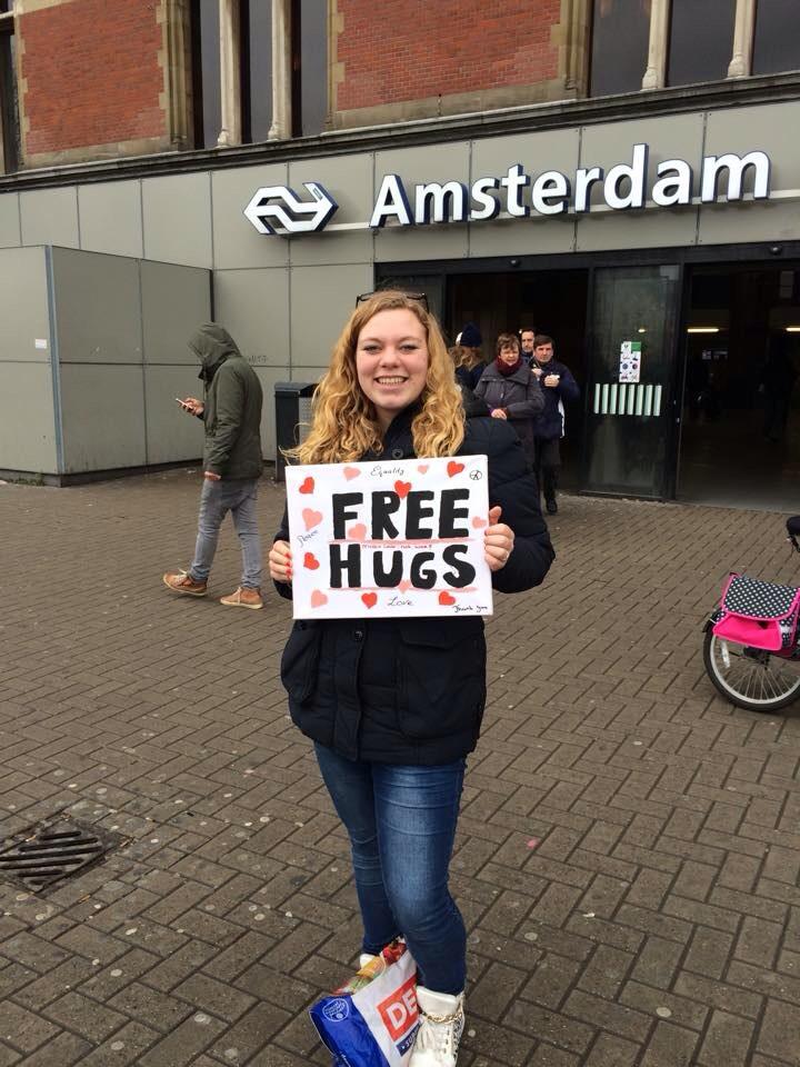 misslinny9's tweet photo. Mijn Eerste tweet ever 😁 tis wat haha! Anyways..Zondag doen we een hug flashmob op Amsterdam centraal. Who's with me? http://t.co/z5su5HqsnU