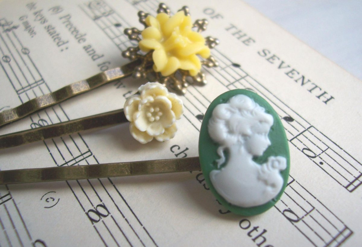 magpiesdaughter's tweet image. Pretty pins for your hair #almostspringtime etsy.com/shop/themagpie…
