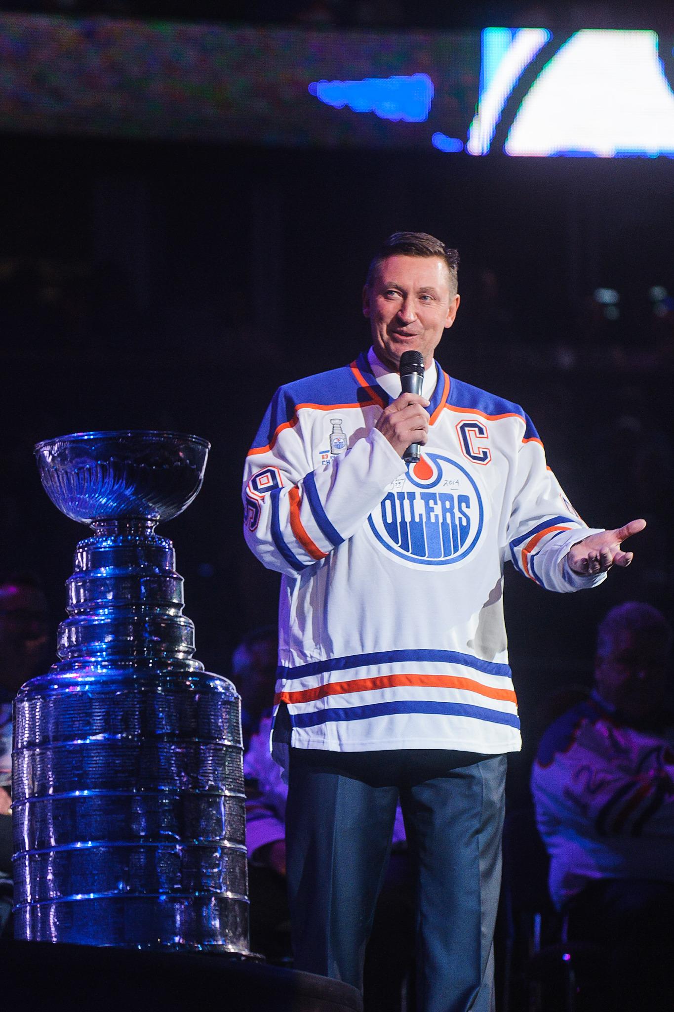 Happy 54th Bday to Wayne Gretzky, who is considered the greatest hockey player of all time with 4 championships! 