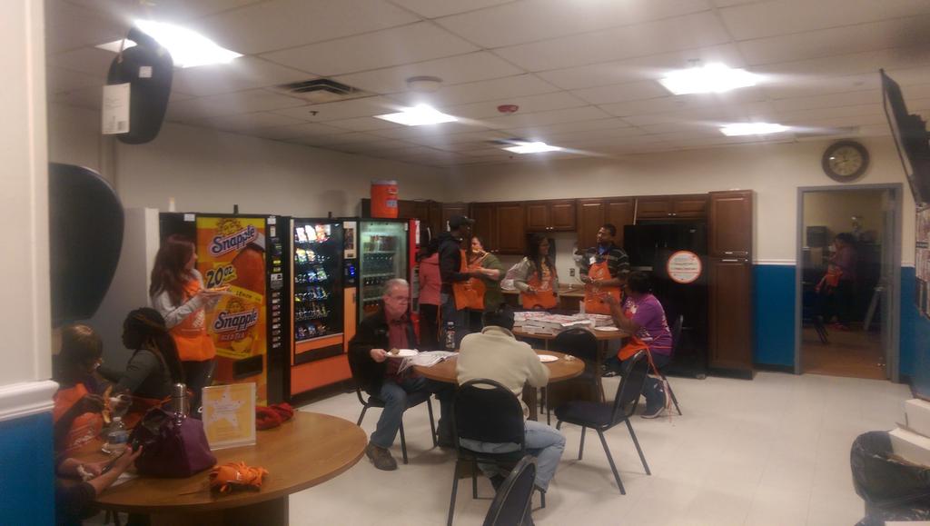 ShaDon_G's tweet photo. "@BleedOrangeB: Impromptu pizza party at #Store6150. http://t.co/7w5FFsAILz"