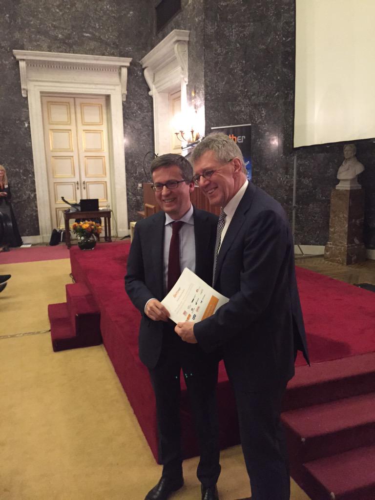 VLHORA_nieuws's tweet photo. @BuysseJan Idee vr Vl? "@NetherBXL: Frans van Vught presents Neth-ER position paper to Commissioner @Moedas #EUCDC http://t.co/nFA9BDWS6q"