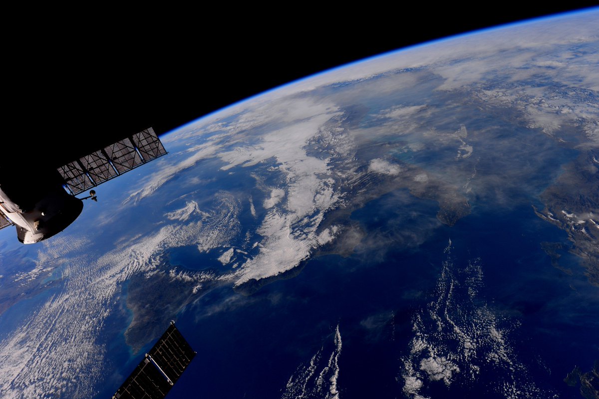 AstroSamantha's tweet photo. (IT) Ciao #Italia! / Hello #Italy! http://t.co/p1FXs9fzkj