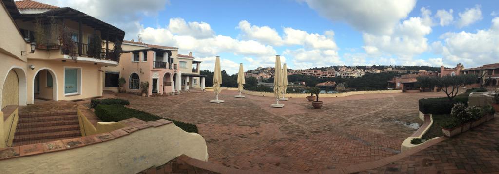 ferrara_vane's tweet photo. Oggi sono in modalità turista 😂😂 #piazzettadiportocervo #cisonosoloio 😂 http://t.co/QAiVw9Ad34