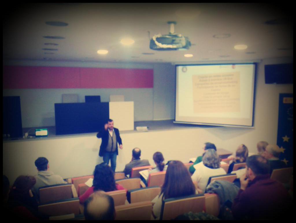 Yosusina's tweet photo. En el #edaycc @nachoserrano  nos explica @feedly  @hootsuite @scoopit Que interesante! http://t.co/hYCI9veqZe