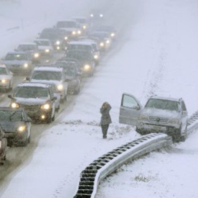 Shiftintogear's tweet photo. Best way 2 drive safe on the rds durin a snowstrm is 2 sty off em #baddecision#blizzardof2015#niceparkjob#tipoftheday http://t.co/CxrExd9elu