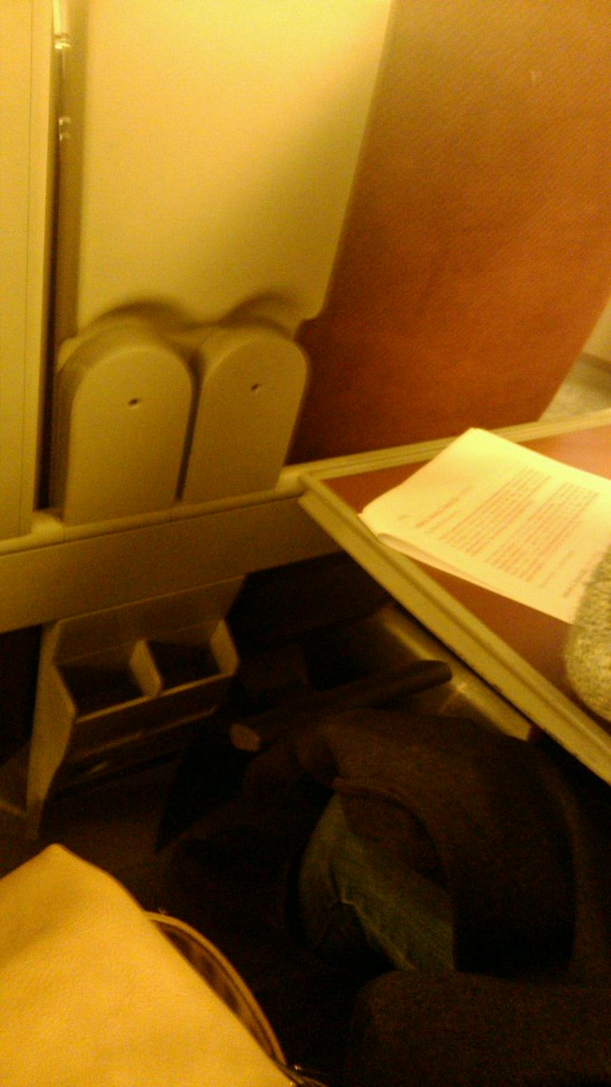 SLBrest29's tweet photo. A côté d'une étudiante en #droit stabilo en main évidemment... #train en route pour #ubibcamp http://t.co/1XsmuW88kg