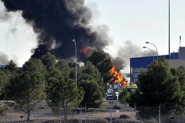 rtve's tweet photo. Diez muertos y 13 heridos al estrellarse un F-16 griego en la base aérea de Albacete http://t.co/OWtztPpwUh http://t.co/Ql9wN7Ajm7