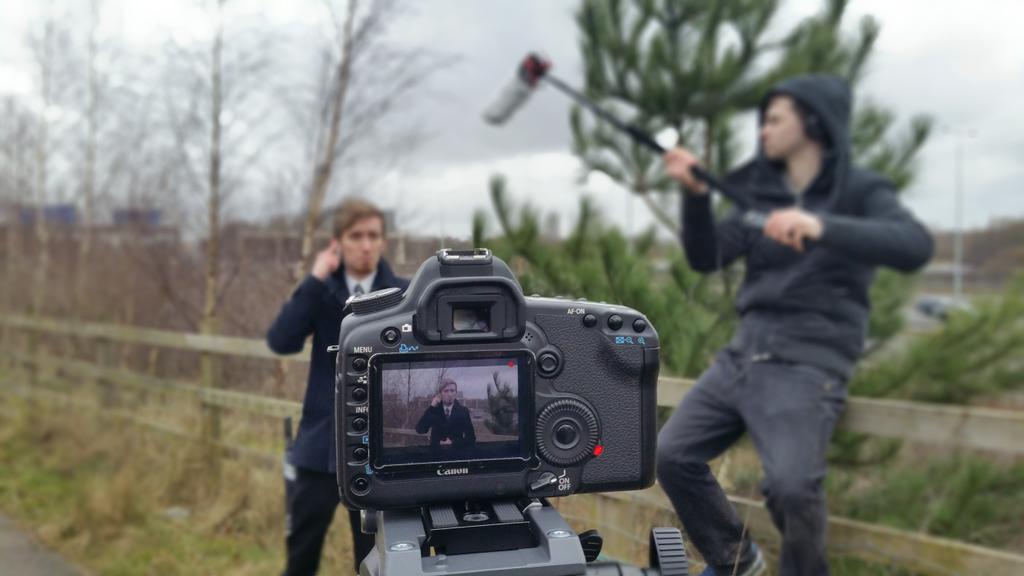 ItsLyno's tweet photo. Presenter sketch. Cold but got some nice footage http://t.co/5EYy87NEcl