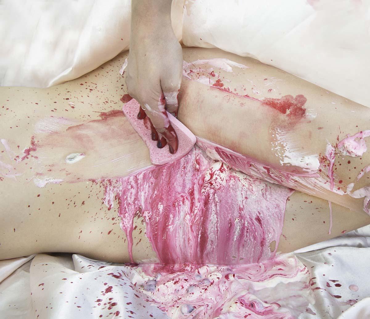 <a href="/pruestent/">prue stent</a> ya tiene fama gracias a sus fotografías surreales de chicas en paisajes chiclosos. bit.ly/1uSroTv