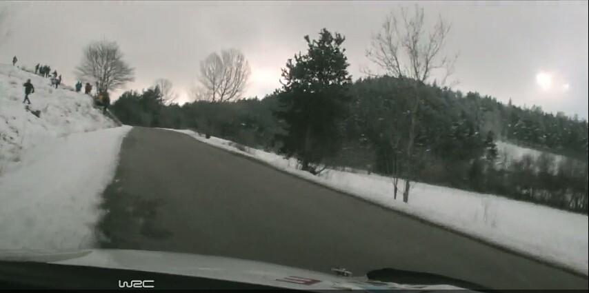 Aficionados jugando con su vida en el Monte-Carlo. Con la pista helada..fijaos en este susto que tuvo Meeke..#WRC