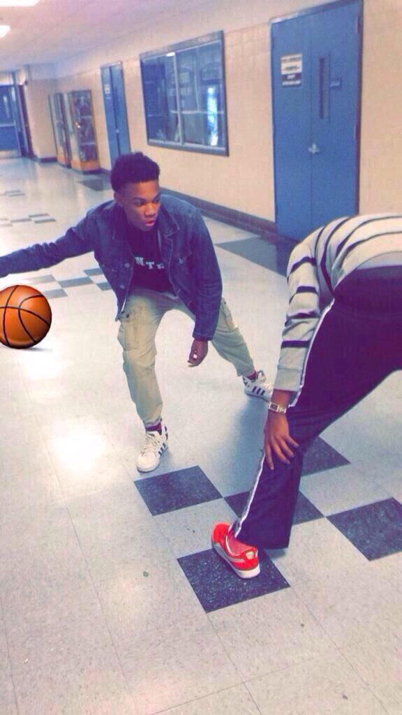 MoneyInMyLungs's tweet photo. "@Jboi__: #TweeLikeAFemale  “@KheyriHasNoHoes: "guys who play sports 😩😍" http://t.co/7vegs5kJJ3”"😂😂😂