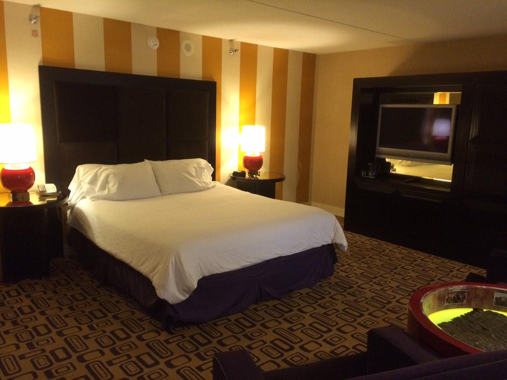 GoAwesomePlaces's tweet photo. Well done @phvegas. Loving the king bed room @expediaca put me up in for #sinternship. It's huge!! http://t.co/MtXrQKSsMG
