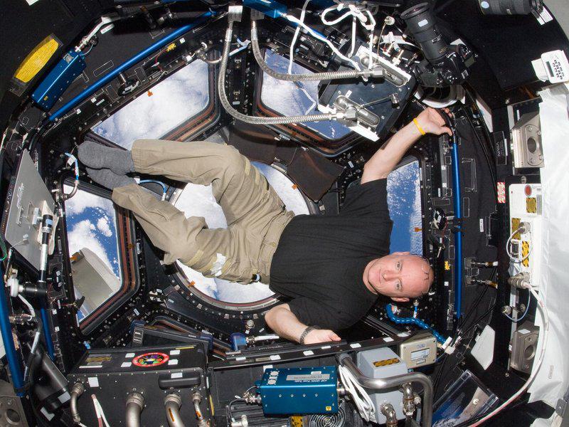 NASAScience_'s tweet photo. MT “@airspacemag: Astrophysical Fitness: @StationCDRKelly is about to spend a year in space. http://t.co/4kJqIjj7es http://t.co/YOlWriodbA”