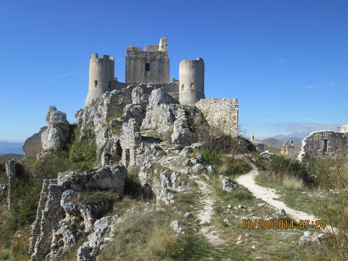 HardyDurkin's tweet image. Room with a view! Rocca Calascio, Abruzzo, Italy.  italianways.com/rocca-calascio/