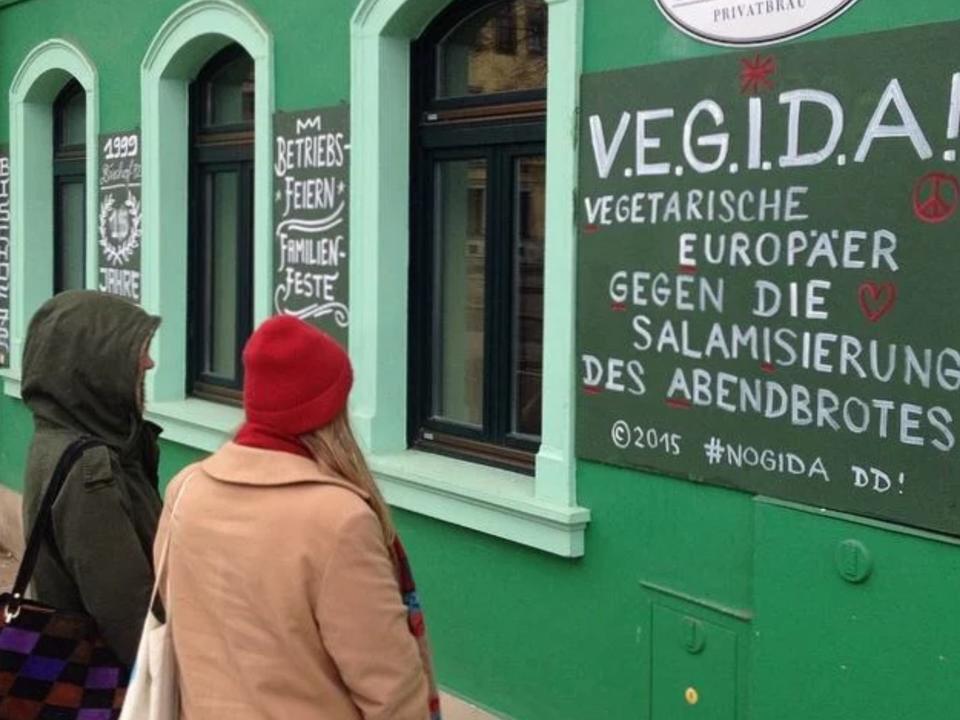 linsensicht's tweet image. Danke David von @pix123_de ich lieg am Boden und ich bin doch frisch operiert (autsch)
#vegida
#salamisierung