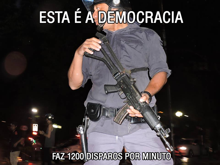 Outra foto com um PM armado de submetralhadora nas manifestações. Mas a <a href="/PMESP/">Polícia Militar do Estado de São Paulo</a> nega