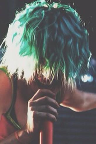 headbangingtrio's tweet photo. 😍😍 @yelyahwilliams #paramore http://t.co/CrQbhWfbsu