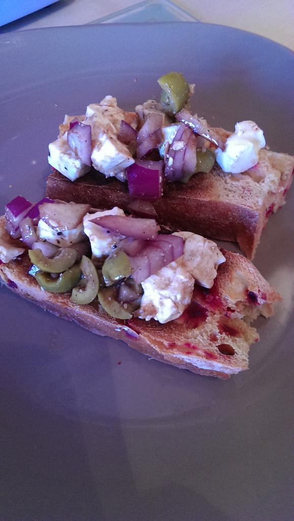KickstartSarah's tweet photo. #Snowmageddon2015 don't get caught out in the cold without a snack! #snack #nutrition #HealthMatters2015 http://t.co/MNaIau0DO3