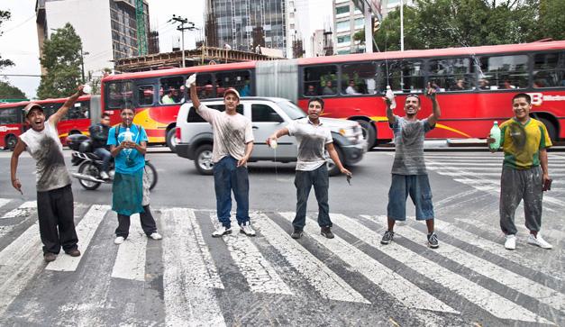 CulturaColectiv's tweet photo. Abre los ojos, el cristal de su coche está siendo limpiado otra vez. - http://t.co/4ez5h4U5ak http://t.co/26zspqkDJM