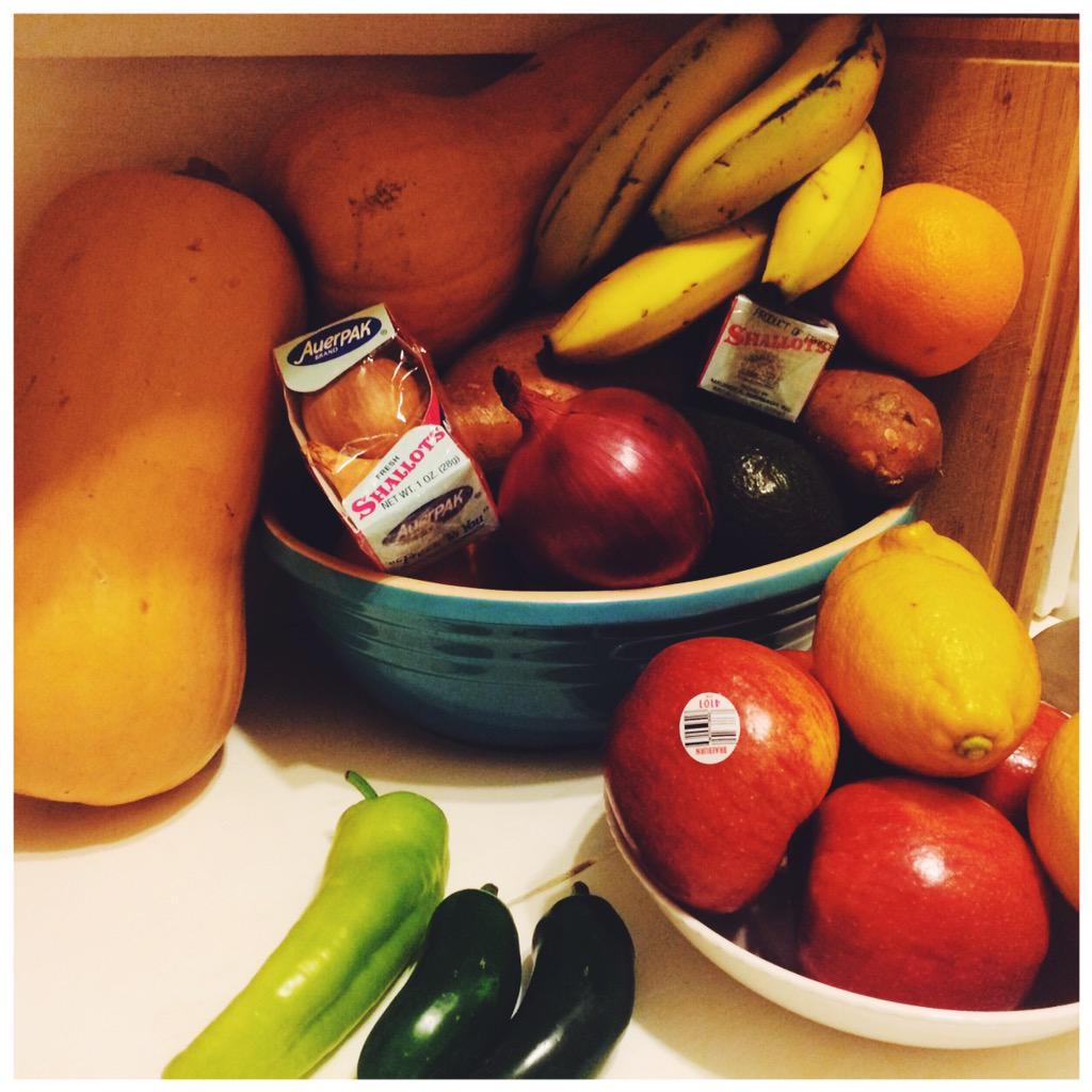 katlovescolor's tweet photo. Confession.... I, Kathleen, am a #blizzard produce hoarder. #sorrynotsorry #only2ofus http://t.co/PcDxp4qlzo