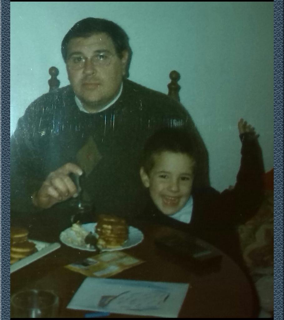 SergioPibe10's tweet photo. Hui fa 12 anys...MAI T'OBLIDARÉ PARE!Sempre present.😢👨⚽⚪⚫💛 http://t.co/Quvn26uvta