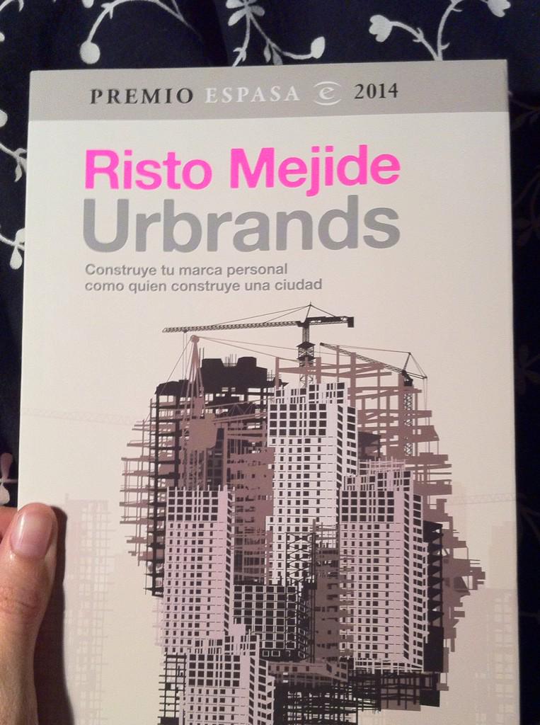 __Marina21's tweet photo. Terminar de leerlo y que te entren ganas de comerte el mundo #asísí #urbrands @ristomejide http://t.co/JO2ue2atvi