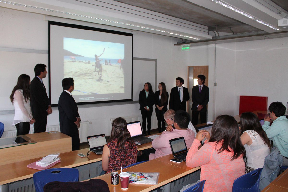 UAI_VINA's tweet photo. Alumnos @NegociosUAI  en evaluación final Taller de Emprendimiento presentando sus proyectos ante comisión @TemVina http://t.co/armD9XkDKJ