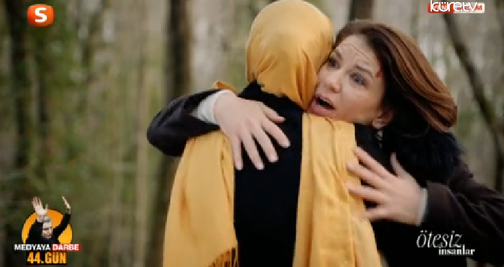 stvfanlari's tweet photo. Rana kızını kurtarmak için kendini feda ediyor tam kavuştular dedik, UmarımDeniz yetişir:( #Ötesizİnsanlara kısa ara http://t.co/d3xrpM2WQB