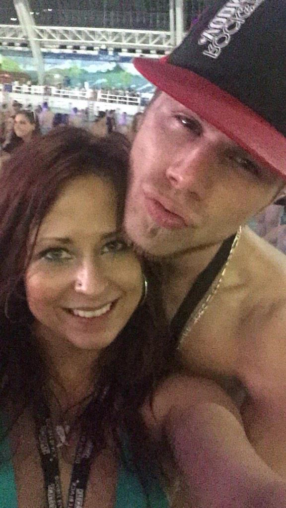 WoodDonna87's tweet photo. Had an amazing time at #soundwave2015 #loveit #bff #dancedlikecrazy #water #lml #whatalife #edmonton #yeg #waterpark http://t.co/DDIdbMjJg5