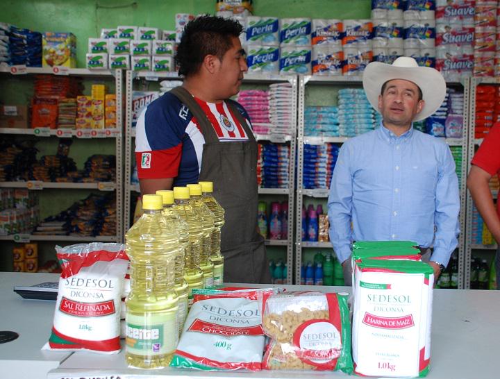 PresidenciaMX's tweet photo. El Presidente @EPN destaca la labor de @Liconsa y @Diconsa_MX en la Cruzada @SinHambreMx http://t.co/Bek9gcX5l0 http://t.co/4Uy1V7IZw0