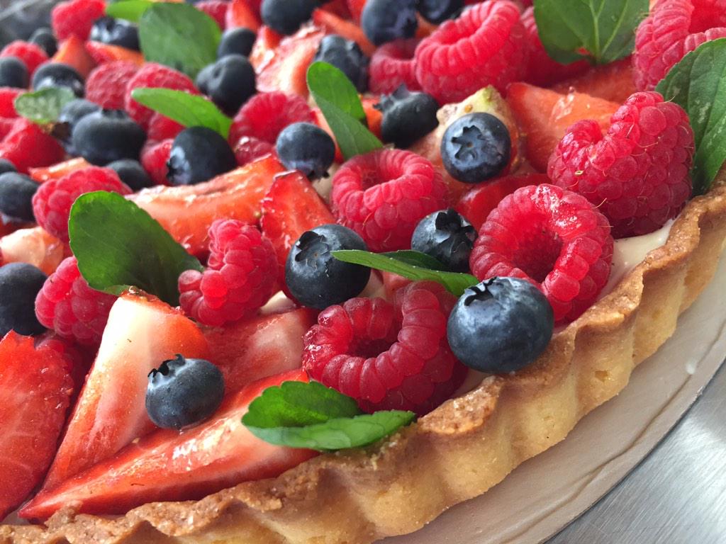 SucreEmilia's tweet photo. Tarta de frutos rojos y crema de hierbabuena!! #tarta #frutosrojos #hierbabuena #sucréemiliarivera http://t.co/QDvvajrR0M