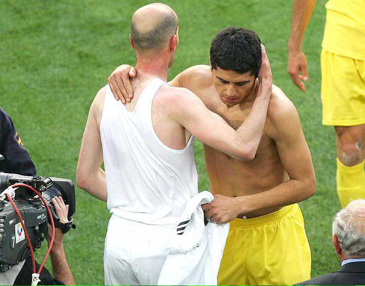 LevysBazar's tweet photo. Zidane: "En mi último partido en Real Madrid cambié la camiseta con Riquelme. Un gran número 10". #GraciasRomán http://t.co/7bnhXUy4QL