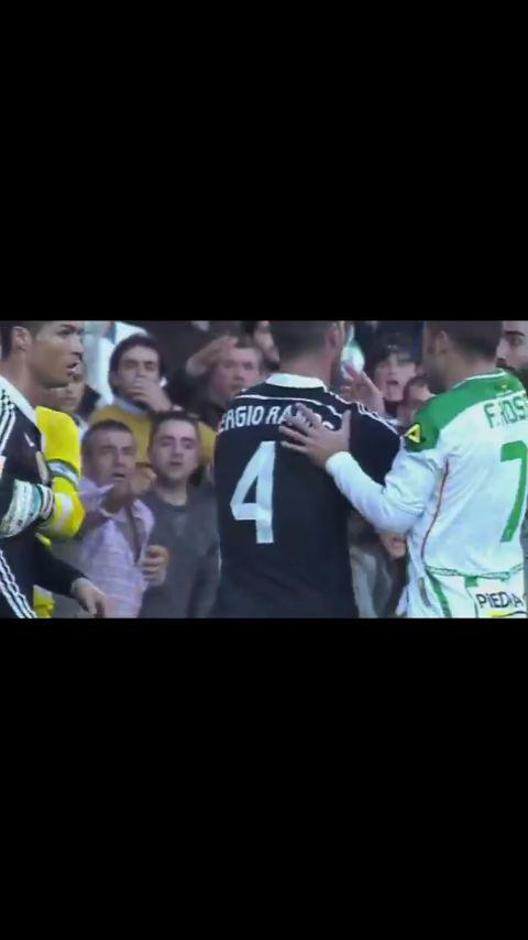 acuestabonilla's tweet photo. Fotico del partido ccf- RM,,, mi padre, yo y el mejor jugador de la historia http://t.co/C7bYBTjHQF