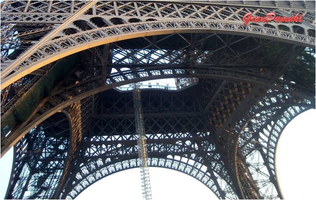 LugaresVisitar's tweet photo. RT @GranPumuki "De viaje con Eiffel.  … http://t.co/lvZ2ztgk5q" http://t.co/OLnept4zSP