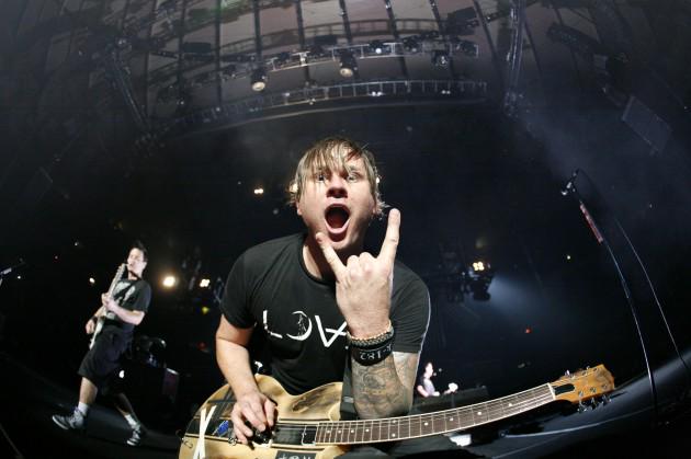 getFANDOM's tweet photo. Twitter: "Say it ain't so"
Tom DeLonge: "I will not go"
#blink182 http://t.co/Ksn28zSTHC