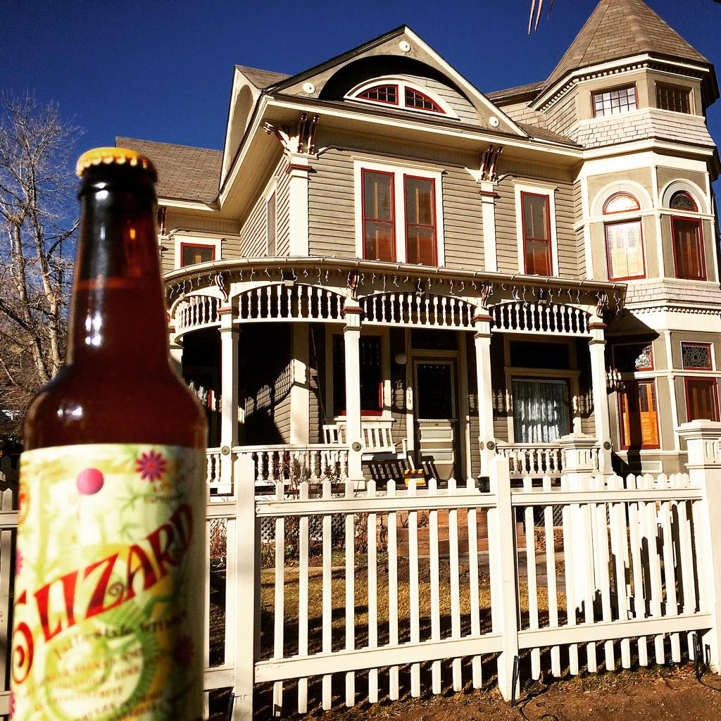 LizGaribayChi's tweet photo. My beer did a bit of sightseeing today. Nanu nanu. @5rabbitbrewery #5lizard #mybeer #morkandmindy #boulder http://t.co/N9voPlla74