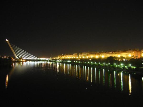 QueDiseMiarma's tweet photo. +Que es de noche y siempre brilla?
-Que va a ser miarma, SEVILLA! http://t.co/TmIXL0DXi0